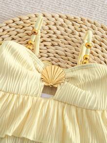SHEIN Maillot de bain une pièce pour bébé fille, maillot de bain mignon en polyester adapté pour la natation estivale, maillot de bain décontracté coloré et à la mode pour jeunes filles. Maillot de bain une pièce à volants pour bébé fille. Maillot de bain pour filles avec volants et coquillages. Maillot de bain blanc à volants pour bébé fille. Maillot de bain une pièce pour filles avec bordure à volants - Jaune moutarde - Voir 3