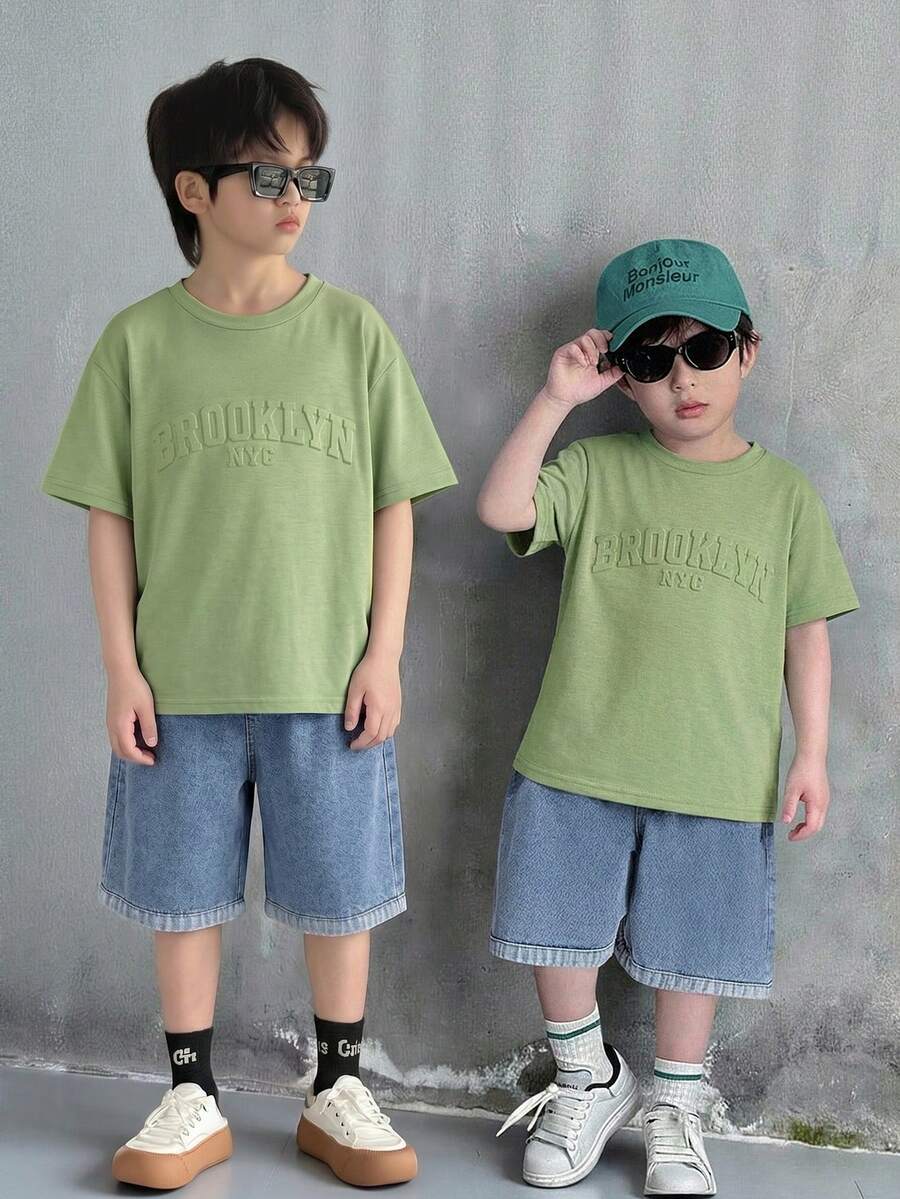 SHEIN Little Byeori 2件套儿童/青少年男童休闲百搭舒适圆领宽松短袖针织T恤和牛仔短裤套装,适合返校穿着 - 彩色 - 查看 1