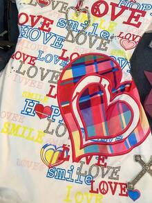 Glimmora 这款 2000 年代 Y2K 露肩修身短袖 T 恤饰有“LOVE”标志和心形图案，展现休闲复古风格，适合日常穿着、通勤、派对、聚会和返校等场合。 - 彩色 - 查看 4