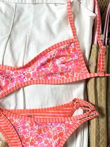 SHEIN Swim Mod 女士沙滩套装，橙色花卉条纹双面印花，可翻转的超迷你比基尼抹胸上衣，时尚休闲度假可爱性感女士泳装套装 - 彩色 - 查看 6