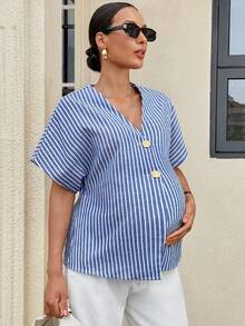 MaterniWear 夏季穿搭、孕妇工作服、孕妇工作套装、孕妇工作上衣、女士商务休闲装、女士办公室着装，这款透气舒适的蓝色条纹棉质上衣专为孕妇设计，纽扣细节更添优雅气质，适合通勤或外出穿着。夏季孕妇V领插肩袖休闲前开襟条纹宽松衬衫 - 藍色 - 查看 8