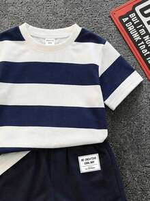 SHEIN Bộ 2 món áo thun ngắn tay cổ tròn kẻ sọc cho bé trai, thích hợp mặc mùa hè, chụp ảnh đường phố, mặc hàng ngày, đi chơi, ở nhà, đi nghỉ mát, thời trang xuân hè, trang phục mùa hè thoải mái, nhiều lớp cho trẻ em, phong cách trẻ em, trang phục thường ngày, áo thun in hình cho trẻ em, đi học, quần áo xuân hè, lễ hội trường. - Nhiều màu - Xem 5