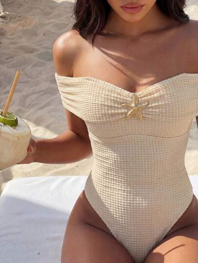SHEIN Glamour Nuevo traje de baño de una pieza con hombros descubiertos, espalda descubierta y decoración de estrella de mar metálica para mujer, de tela con textura de burbujas, para primavera/verano, en playas y resorts