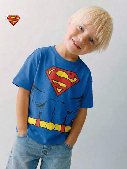 SUPERMAN X SHEIN 男童休闲卡通图案圆领短袖宽松T恤，适合夏季穿着