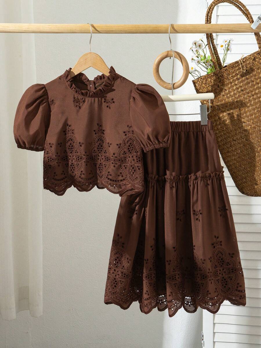 Bộ trang phục trẻ em Zhongda mùa xuân hè kiểu Hàn Quốc gồm áo tay ngắn phong cách rừng cây phối với chân váy đơn giản, đa năng. Bộ đồ này rất phù hợp cho kỳ nghỉ, tụ họp bạn bè và những dịp thư giãn, mang đến vẻ ngoài thoải mái và dễ chịu. Đơn giản nhưng vẫn thời trang. - màu nâu - Xem 1