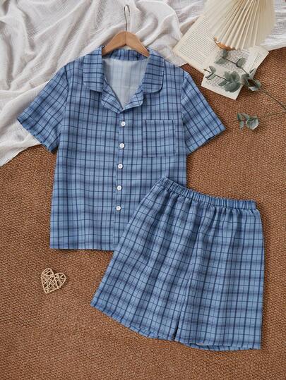 Bộ đồ ngủ 2 mảnh dành cho nam giới trẻ tuổi, gồm áo khoác cardigan ngắn tay và quần short in họa tiết kẻ caro, chất liệu mềm mại.