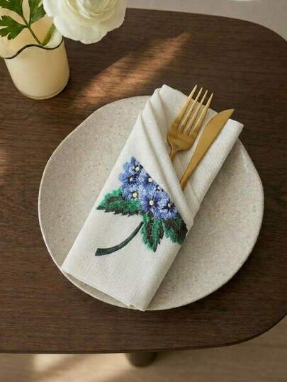 Cirelle Khăn ăn vuông, được làm từ 50% vải cotton và 50% polyester với kỹ thuật thêu cổ điển và họa tiết hoa cẩm tú cầu. Thanh lịch và lãng mạn, thích hợp cho bàn ăn nhà bếp, làm tấm lót bàn, trang trí nhà cửa, họp mặt gia đình, trang trí lễ hội, quán cà phê, nhà hàng, tiệc chiêu đãi, hẹn hò, tiệc cưới và các dịp trong nhà và ngoài trời khác.