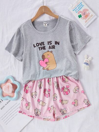 Bộ 2 món đồ ngủ nữ trẻ trung, tối giản, in hình mèo đen, gồm quần short và áo ngủ tay ngắn cổ tròn.