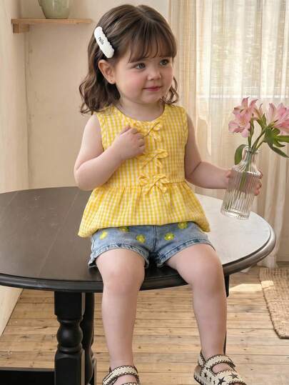 Souflis Souflis 女婴黄色格子无袖蝴蝶结上衣和刺绣花卉牛仔短裤两件套，可爱夏季套装