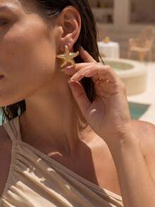 SHEIN Swim 1 Pair Of Stylish, Elegant, And Simple Resin Earrings Beach Accessories,Vacay Vibes Starfish Stud Earrings - Golden Three-dimensional Earrings - View 3