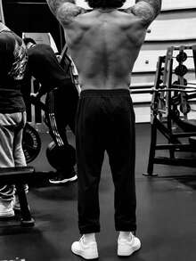 GymBeat Pantalones deportivos con cordón en la cintura y estampado de letras, versátiles para hombres - Negro - Ver 2