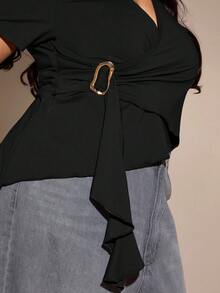 SHEIN BAE Camiseta ajustada de manga corta con cuello en V y decoración de hebilla metálica para mujer talla grande en color marrón café - Negro - Ver 8