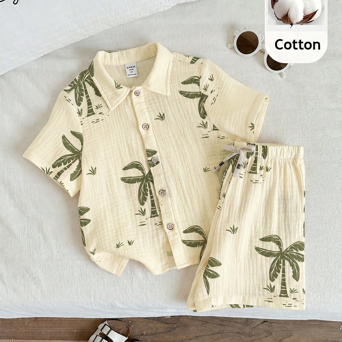 Set de 2 piezas de camisa de manga corta y pantalones cortos con estampado de palmeras beige para niño en vacaciones de verano