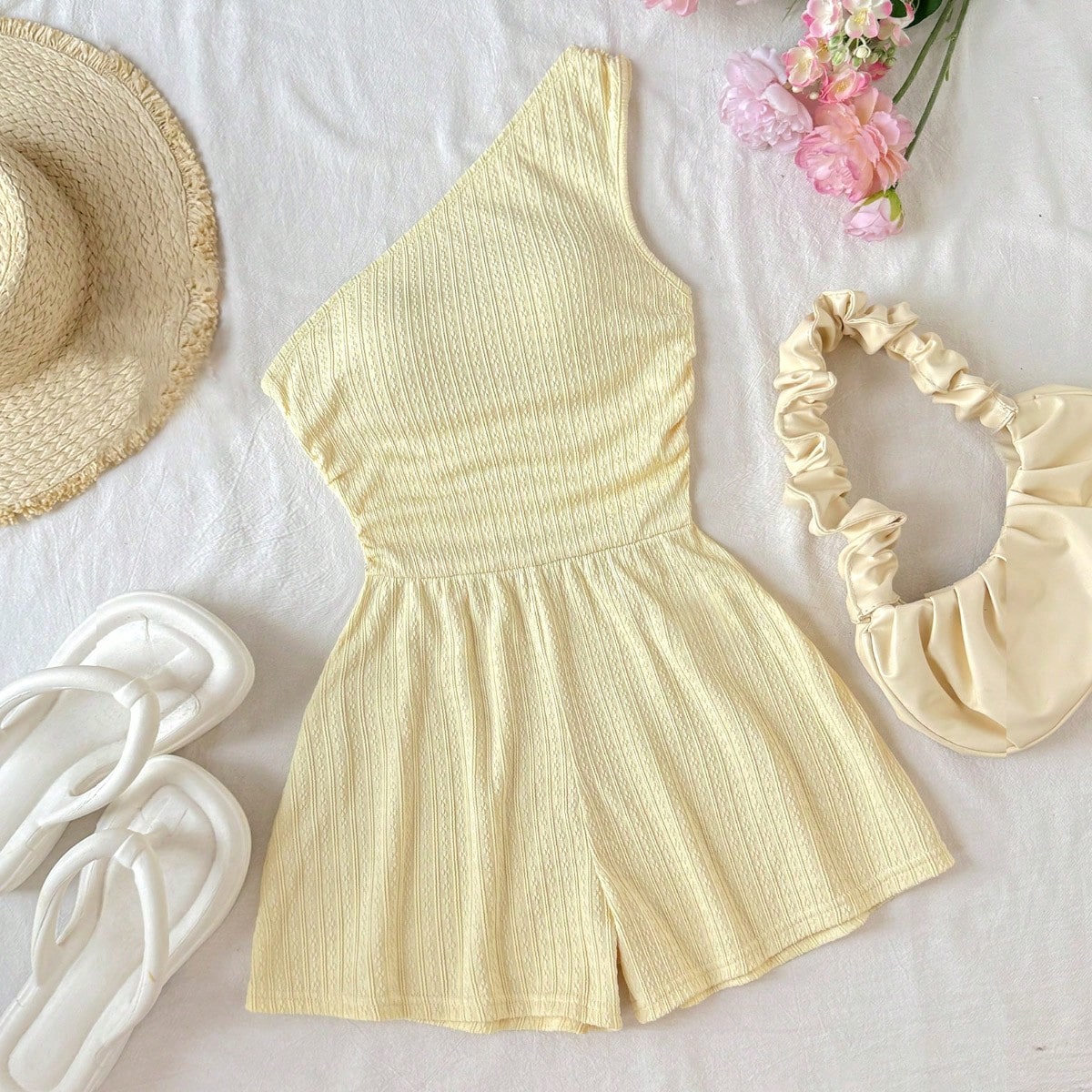 Mono informal y cómodo de uso diario para niñas preadolescentes con hombros asimétricos, textura plisada en color amarillo claro
