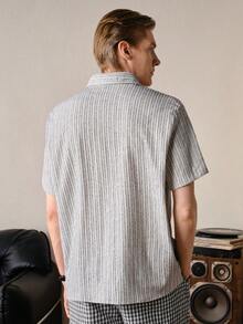 VeloEdit Camisa de manga corta a rayas verticales con corte boxy para hombre, estilo casual refinado para ir al trabajo y uso diario, verano, vacaciones, estilo Old Money, frente y boyfriend - Blanco - Ver 3