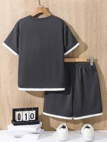 SHEIN Conjunto de 2 piezas de camiseta y pantalones cortos casuales para niños y preadolescentes, gris oscuro, ropa de calle de verano, escuela, vuelta al colegio, actividades al aire libre, vacaciones de verano, playa, salidas - Gris Oscuro - Ver 3
