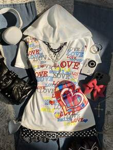 Glimmora 这款 2000 年代 Y2K 露肩修身短袖 T 恤饰有“LOVE”标志和心形图案，展现休闲复古风格，适合日常穿着、通勤、派对、聚会和返校等场合。 - 彩色 - 查看 1