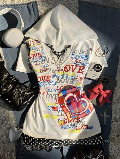 Glimmora 这款 2000 年代 Y2K 露肩修身短袖 T 恤饰有“LOVE”标志和心形图案，展现休闲复古风格，适合日常穿着、通勤、派对、聚会和返校等场合。