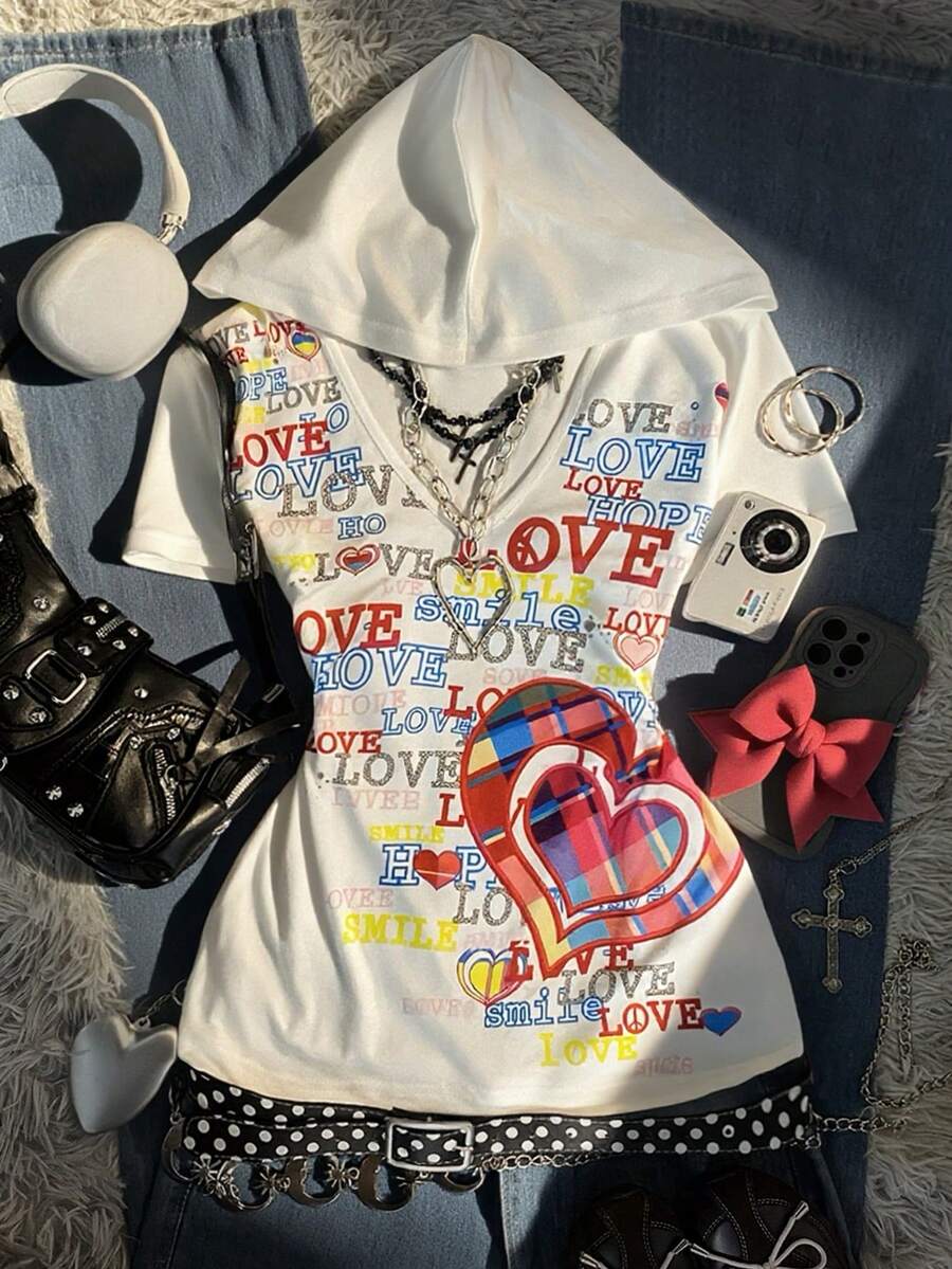 Glimmora 这款 2000 年代 Y2K 露肩修身短袖 T 恤饰有“LOVE”标志和心形图案,展现休闲复古风格,适合日常穿着、通勤、派对、聚会和返校等场合。 - 彩色 - 查看 1