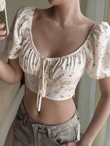 DAZY Blusa casual de mujer con estampado floral pequeño y nudo delantero, top corto gráfico para outfits de vacaciones de verano - Amarillo - Ver 6