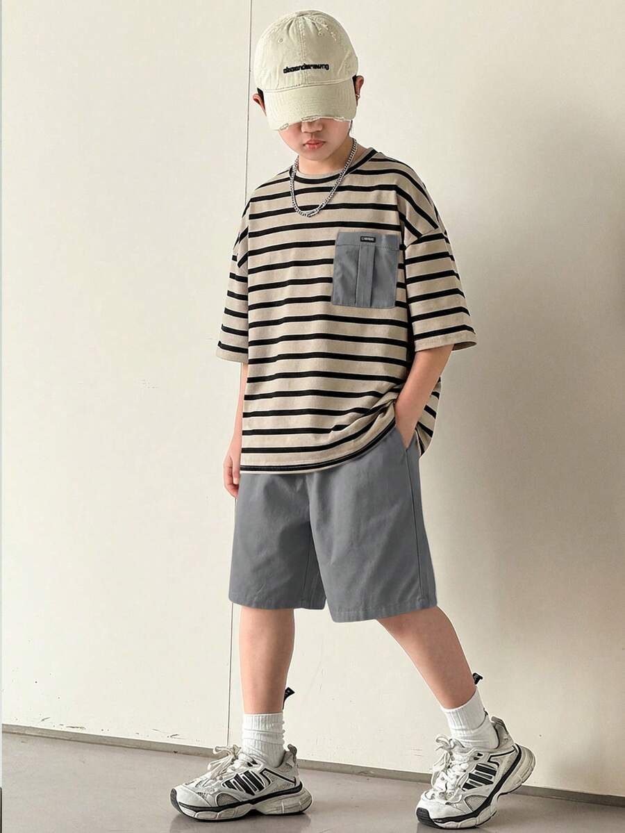两件套儿童/青少年男童休闲韩版宽松舒适百搭条纹印花撞色口袋圆领短袖T恤和纯色短裤套装,适合通勤、上学、日常休闲穿着、运动、春夏穿着。 - 灰色 - 查看 1