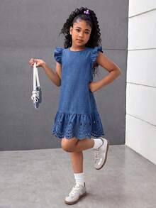 SHEIN Elladie kids 一件少女休闲蓝色连衣裙，采用亚麻质感面料，纹理清晰，舒适的圆领设计搭配荷叶袖，后领饰有大蝴蝶结，镂空花朵图案和荷叶边下摆，宽松直筒版型，适合各种身材，轻盈透气，适合春夏日常穿着、校园活动，2026春夏时尚连衣裙，夏季派对必备。 - 藍色 - 查看 4