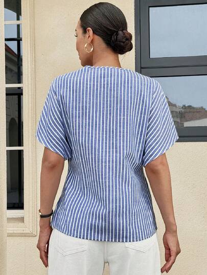 MaterniWear 夏季穿搭、孕妇工作服、孕妇工作套装、孕妇工作上衣、女士商务休闲装、女士办公室着装，这款透气舒适的蓝色条纹棉质上衣专为孕妇设计，纽扣细节更添优雅气质，适合通勤或外出穿着。夏季孕妇V领插肩袖休闲前开襟条纹宽松衬衫