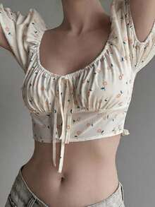 DAZY Blusa casual de mujer con estampado floral pequeño y nudo delantero, top corto gráfico para outfits de vacaciones de verano - Amarillo - Ver 1