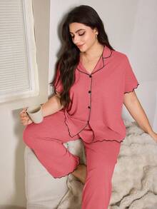 SHEIN Bộ đồ mặc nhà thoải mái 2 mảnh dành cho nữ cỡ lớn, chất liệu chiffon mềm mại, rủ nhẹ, họa tiết hoa màu hồng dưa hấu, kiểu dáng cổ điển, cổ bẻ, tay ngắn, có bèo nhún và xếp ly. - Màu Hồng  Dưa hấu - Xem 4