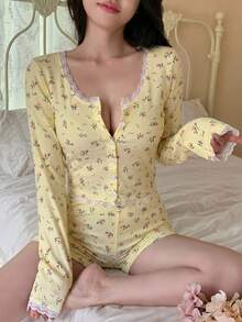 DAZY Conjunto de pijama de 2 piezas con top de cárdigan ajustado con parches de encaje y estampado floral ditsy, y shorts para mujer, para verano - Amarillo - Ver 5