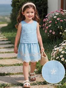 SHEIN Vintaside Kids Bộ đồ hai mảnh cho bé gái gồm áo không tay mềm mại, thoáng khí với họa tiết hoa trắng và chân váy ren xếp tầng, dáng rộng, thích hợp cho các hoạt động thường ngày như đi chơi, công viên, dã ngoại, mua sắm vào mùa xuân/hè. - Màu xanh lam - Xem 8
