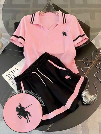 Resyla Bộ đồ nữ gồm áo thun tay ngắn cổ polo thêu họa tiết hiệp sĩ và quần short cạp chun có dây rút.