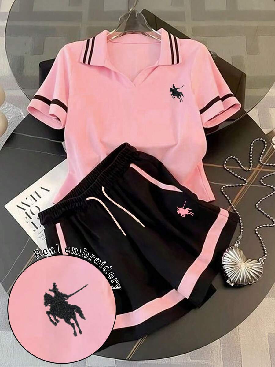 Resyla Conjunto de camiseta de manga corta con cuello polo y bordado de patrón de caballero, y pantalones cortos casuales con cordón en la cintura para mujer - Rosa - Ver 1