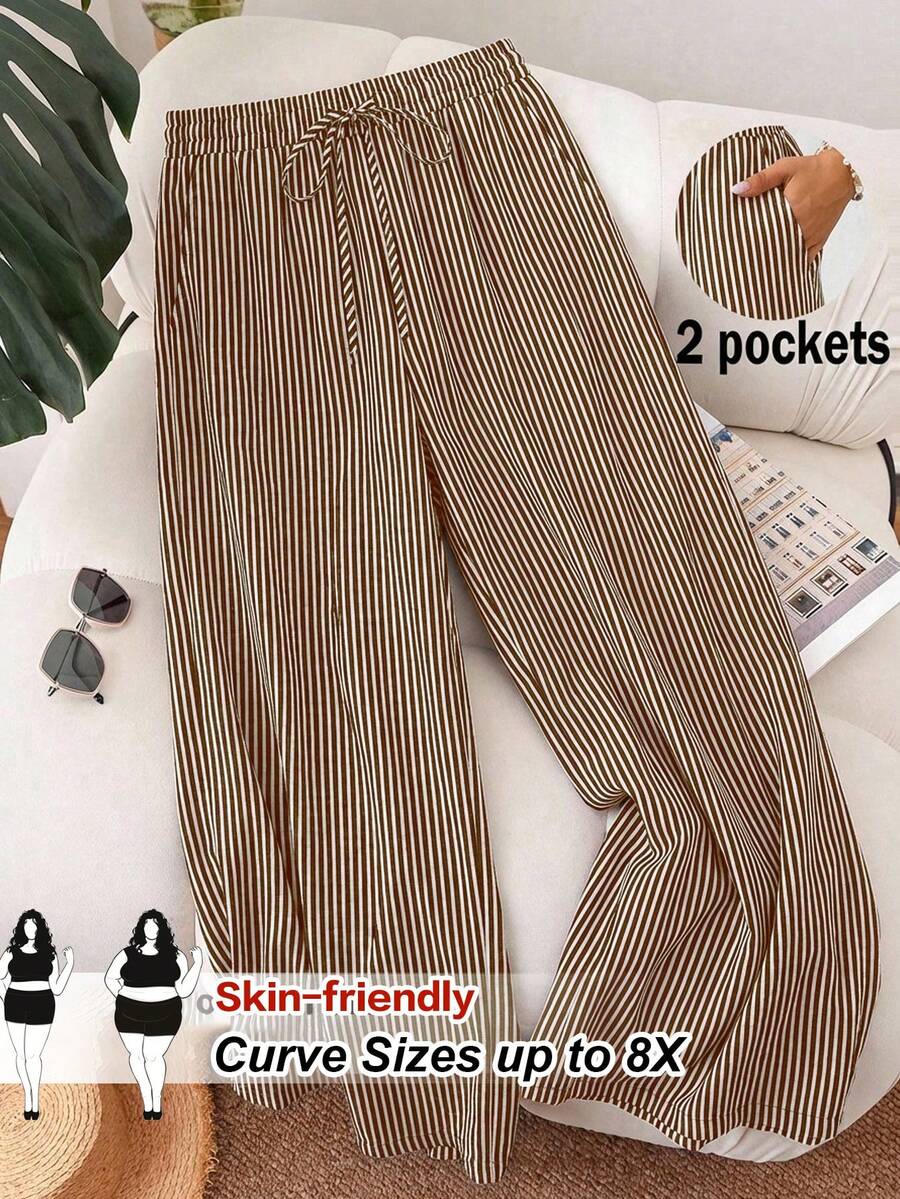 SHEIN CURVE+ Quần short đi biển kẻ sọc mới dành cho nữ cỡ lớn, thích hợp cho mùa xuân/hè, phù hợp cho các dịp như Ngày Valentine, kiểu dáng thời trang để đi làm, quần ống rộng kẻ sọc có túi. Thích hợp cho kỳ nghỉ biển/kỳ nghỉ sinh viên. - màu nâu - Xem 1