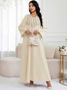 Al Najma 女士优雅花卉刺绣长袖阿拉伯风格晚礼服 - 杏色 - 查看 4