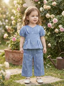 Baby Mädchen Jeans Set. Neue Sommer Kollektion. Modischer Casual Stil. Kurzarm Top + Jeans Hose 2 Stücke Set. Mittelblau Waschung, Taille Rüschen Design mit süßer Schleife Stickerei. Locker A-Linie Silhouette. Elastischer Bund. Leichter, weicher Baumwoll-Denim Stoff, bequem und hautfreundlich. Ein Muss für modebewusste Mädchen. Minimalistischer Casual Stil geeignet für Sommer, Alltagstragen, Fotoshootings, Ausflüge, Partys, Musikfestivals, Urlaub etc. Neue Ankunft Baby Mädchen Jeans Set - Helle Waschung - Übersicht 8
