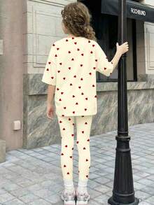 SHEIN Bộ 2 món màu trắng kem và đỏ tía, họa tiết trái tim nhỏ dễ thương kiểu retro, phong cách Chill Chill, đồ họa cho bé gái, áo tay ngắn và quần legging thường ngày, trang phục mùa hè dễ thương cho trẻ em, đồ dã ngoại mùa hè, phong cách Hàn Quốc, thoải mái dễ chịu, trẻ em sành điệu, Y2K, Kawaii, dự tiệc, hàng ngày, kỳ nghỉ, dễ thương, thoải mái, mùa hè 2026, Cottagecore, thường ngày cuối tuần, dã ngoại gia đình, trang phục chụp ảnh. - Nhiều màu - Xem 2