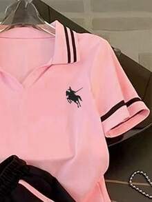 Resyla Conjunto de camiseta de manga corta con cuello polo y bordado de patrón de caballero, y pantalones cortos casuales con cordón en la cintura para mujer - Rosa - Ver 3
