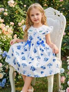 SHEIN Vintaside Kids 女童法式瓷器風洋裝，柔軟親膚面料，蕾絲荷葉袖，領口飾有精緻水鑽，可調節腰部蝴蝶結，滿版藍色玫瑰花卉印花，寬鬆A字版型，適合生日派對、家庭出遊、日常穿著，輕盈春夏季 1 件式兒童洋裝 茶會洋裝 女童洋裝 花卉印花洋裝 兒童夏季洋裝 - 藍色 - 查看 3