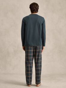 EverLounge Set de pijama de 2 piezas para hombre con top de manga larga con bolsillo de parches y pantalones largos a cuadros. Detalles cómodos y elegantes para otoño e invierno. - Verde Oliva - Ver 2