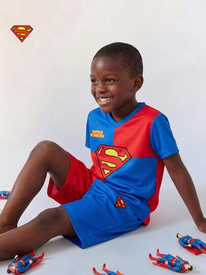 Maija Kids SUPERMAN X SHEIN Maija Kids 男童V领短袖宽松撞色T恤+宽松撞色短裤套装，联名款，时尚休闲