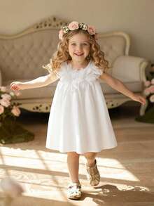 SHEIN Elladie kids 女童纯色优雅连衣裙。精致的荷叶袖设计增添可爱魅力，A字廓形优雅大方。3D立体花卉装饰更添活力。适合多种场合：户外玩耍，轻松吸引眼球；居家休闲，舒适自在；参加派对，优雅吸睛。小公主们的首选。 - 白色 - 查看 7
