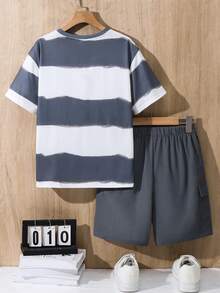SHEIN Bộ 2 món đồ cho bé trai tuổi teen, phong cách Hàn Quốc, thoải mái, thời trang, tối giản, kẻ sọc và in họa tiết, gồm áo thun và quần short cargo. Thích hợp để mặc cùng áo hoodie hình nhện, áo hoodie có khóa kéo, áo hoodie trẻ em, trang phục trẻ em, quần áo bé trai, đi học, tựu trường, bộ đồ bé trai, trang phục hàng ngày, đi học, du lịch, thể thao, mùa xuân/hè. - Xám - Xem 2
