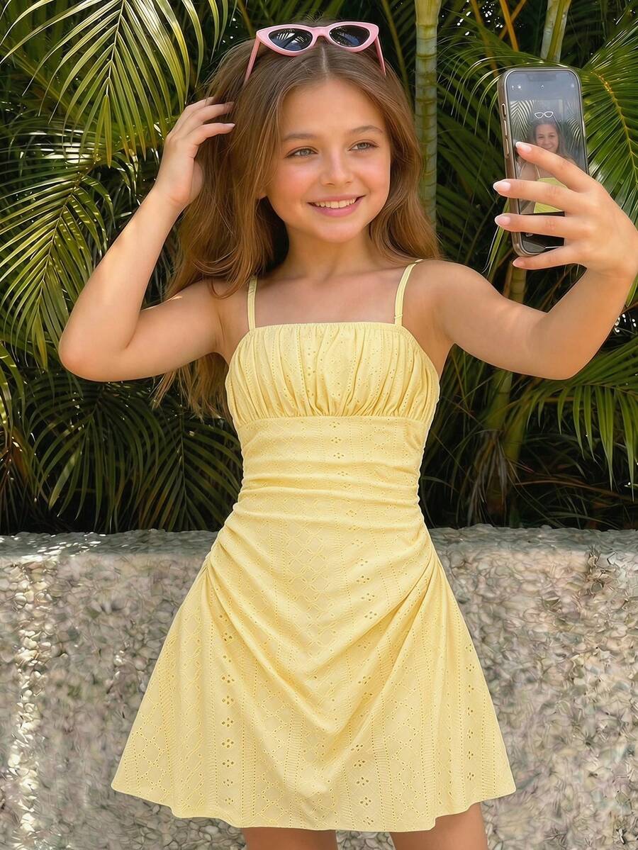 SHEIN Vestido de verano informal de estilo casual para niñas preadolescentes, vestido de tirantes con pliegues en el busto y textura de jacquard en color crema amarillento - Amarillo - Ver 1