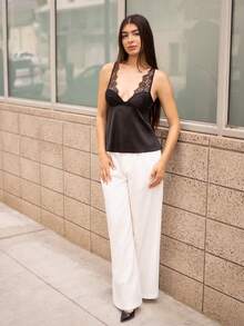 Andrea Bello Áo tank top ôm sát gợi cảm màu đen satin phối ren tương phản dành cho nữ, thích hợp làm quà tặng Ngày Valentine, sinh nhật hoặc đi chơi. - màu đen - Xem 3
