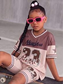 SHEIN ChillGRL Set de 2 piezas para niñas preadolescentes: Camiseta holgada de cuello en V a rayas con estampado de letras y camiseta con estampado numérico, emparejada con shorts ajustados. Conjunto de verano adecuado para deportes, ciclismo, actividades al aire libre, fútbol, baloncesto, correr. - Multicolor - Ver 3