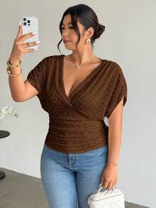 Firerie 大码女式舒适休闲优雅度假风纹理面料褶皱V领短袖弹力腰显瘦T恤，春夏款 - 棕色 - 查看 2