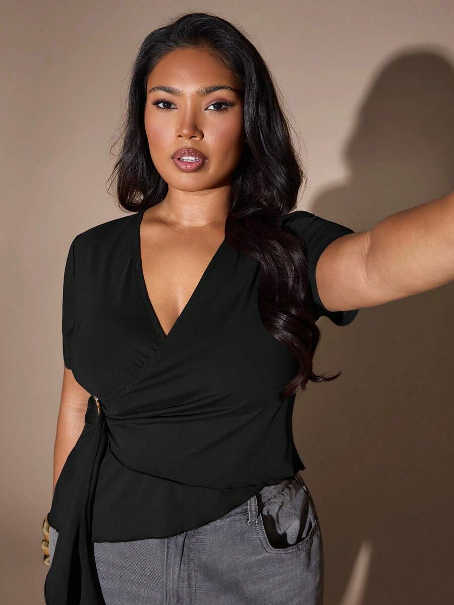 SHEIN BAE Camiseta ajustada de manga corta con cuello en V y decoración de hebilla metálica para mujer talla grande en color marrón café - Negro - Ver 1