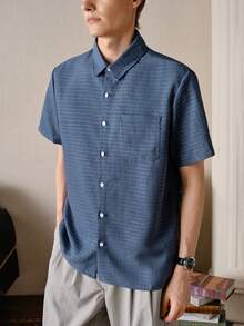 VeloEdit Camisa casual de botão com mangas curtas e listras azuis para homens, camisa casual de botão com bordado de cavalo, camisa de praia de casamento de verão sem colarinho, camisa azul listrada leve e respirável, camisa azul listrada slim fit, Top azul listrada de textura sólida, camisa azul listrada essencial de verão slim fit para homens - Azul - Visão 8