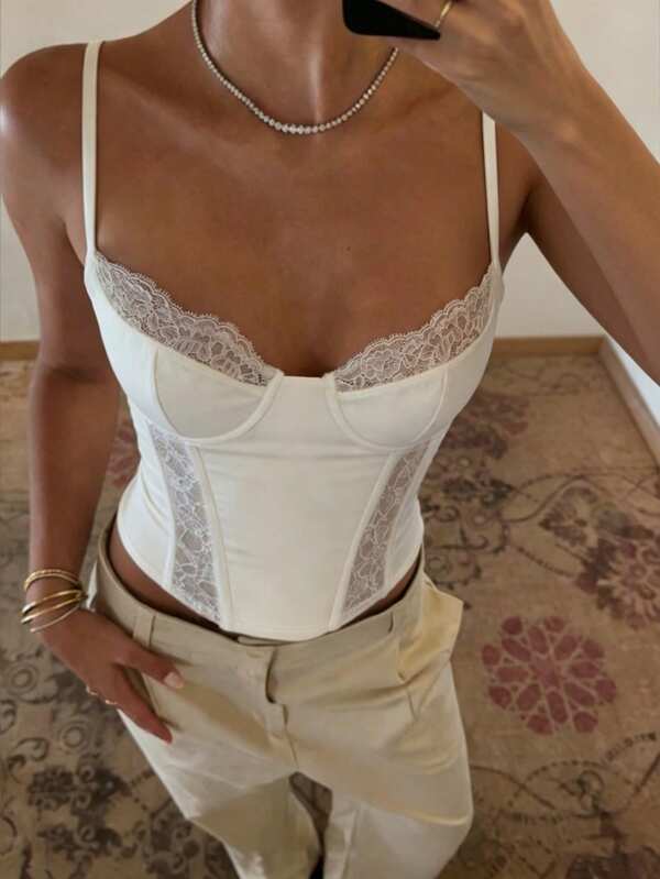 Cévolie Nuovo Canottiera da Donna, Nuova Canottiera Smanicata Primavera/Estate, Canottiera Casual Francese in Pizzo Patchwork, Canottiera Bianca Casual, Canottiera Aderente in Pizzo Patchwork Sexy, Canottiera Bianca Sexy con Spalline Sottili, Canottiera Casual Versatile, Adatta per Uso Quotidiano, Uscite, Shopping, Passeggiate, Vacanze, Feste, Spalline Sottili Bianche, Adatta per Tutte le Stagioni